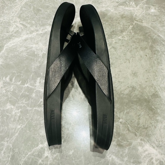 Reef Women's Beach Classic Leather Flip Flop Sandals Black, Measures SZ 8.5-9 - Picture 3 of 6